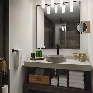 City Queen Room